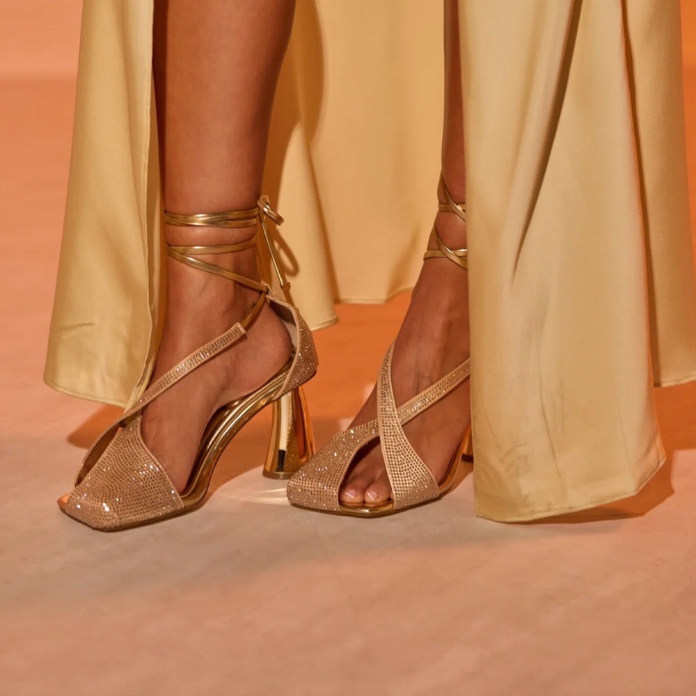 AKIRA AZALEA WANG BUILANY GOLD RHINESTONE CHUNKY PUMP Size 1111